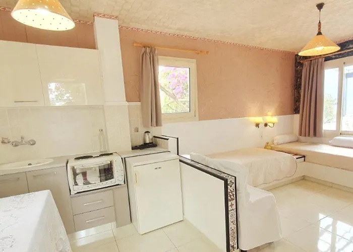 For A Pleasant In A Beautiful Complex With Shared Pool And Ac *